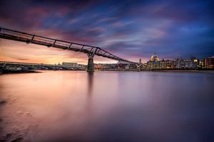 Millenium Bridge in London zum Sonnenuntergang.