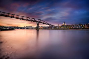 Millennium Bridge in Londen bij zonsondergang. van Voss Fine Art Fotografie