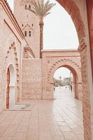 Vue des portes de la mosquée Koutoubia de Marrakech à l'aube