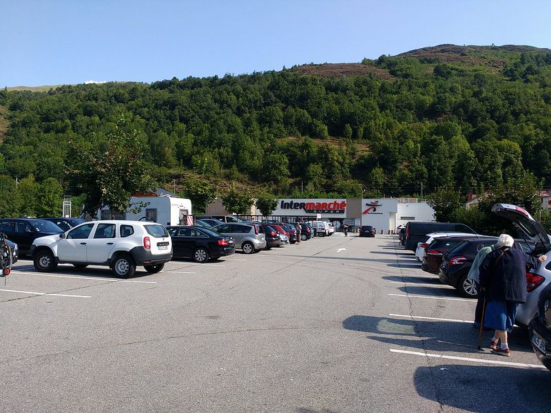 Een parkeerplaats in Frankrijk met Auto's van Veluws