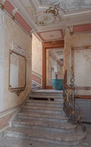 Trappenhuis by Fatima Maria Mernisi