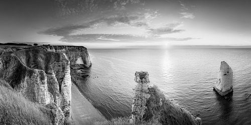 Krijtrotsen van Etretat in Normandië in zwart-wit