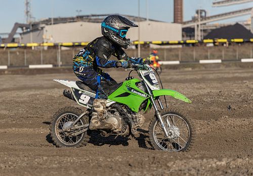 Jeugdige motorcrosser