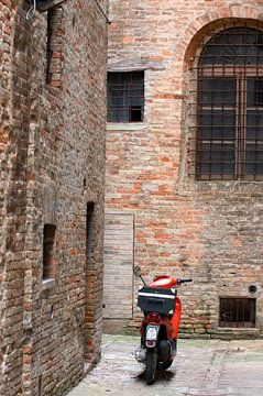 Scooter in een Italiaans straatje