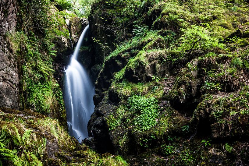 Waterval tussen de rotsen by Jordi Wallenburg