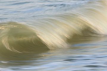 An incoming wave by Ronald Pol