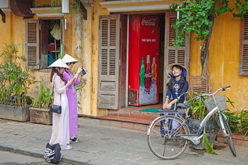Jonge vrouwen in traditionele kleding in Vietnam van t.ART