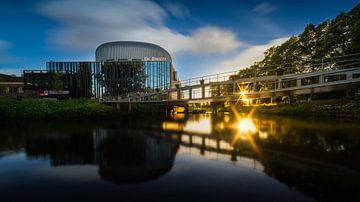 De spiegel in Zwolle met reflectie en zonnester van Bart Ros