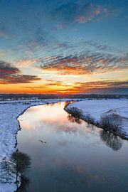 Die Vecht fließt durch eine verschneite Winterlandschaft bei Sonnenschein von Sjoerd van der Wal Fotografie