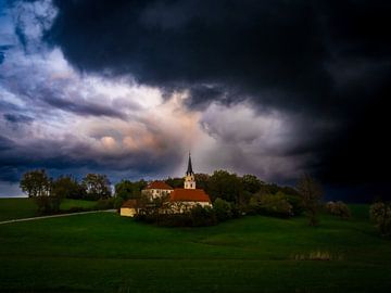 Wolken boven een kerk van Li-Bro