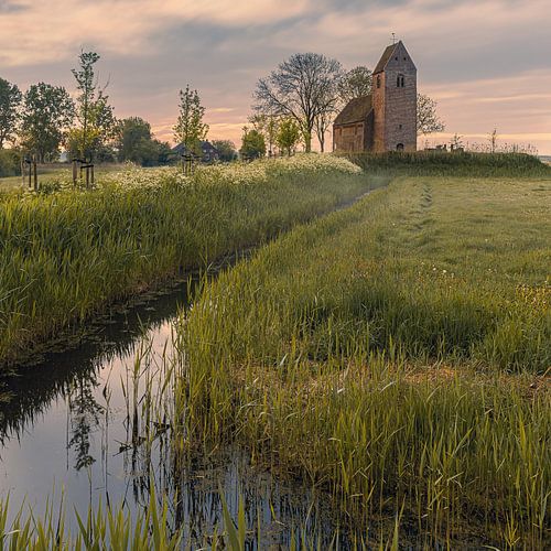 Zonsopkomst in de lente bij de Mauritiuskerk in Marsum, Groningen
