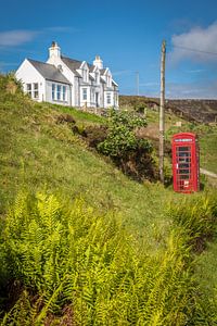 Landhaus bei Colbost mit roter Telefonzelle, Glendale, Skye