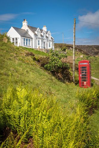 Landhuis bij Colbost met rode telefooncel, Glendale, Skye