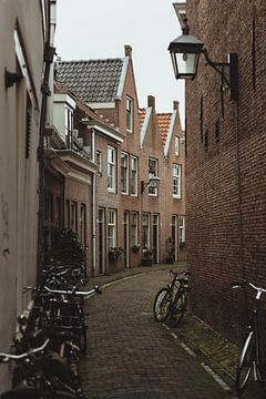 Haarlemse straat met fietsen | Stedelijke fotografie | Nederland, Europa van Sanne Dost