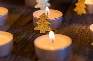 Advent of Kerstmis kaarslicht met ornamenten op hout van Alex Winter