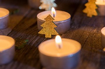 Advent of Kerstmis kaarslicht met ornamenten op hout van Alex Winter