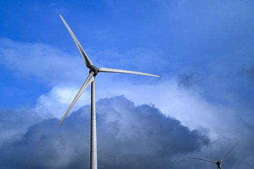Éolienne avec un ciel nuageux et orageux en arrière-plan. sur Sjoerd van der Wal Photographie