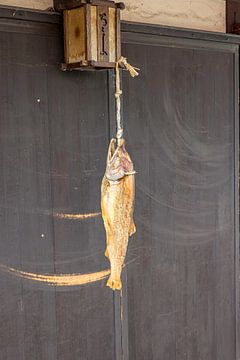 Fisch zum trocknen an einem Haus von Christian Tobler