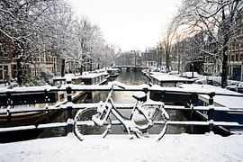 Das verschneite Amsterdam im Winter in den Niederlanden von Eye on You
