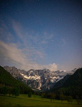 Nachtelijk uitzicht in een Alpenvallei in de lente van Sjoerd van der Wal Fotografie