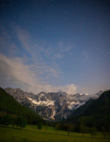 Nachtelijk uitzicht in een Alpenvallei in de lente