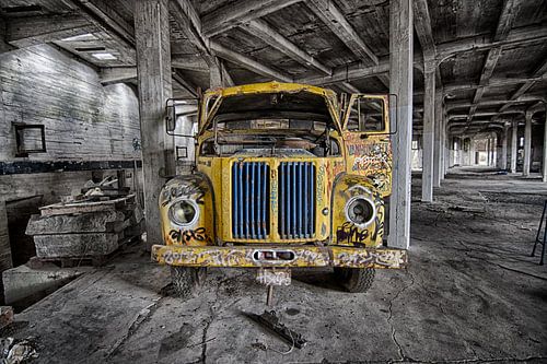 Gele Truck met Graffiti 