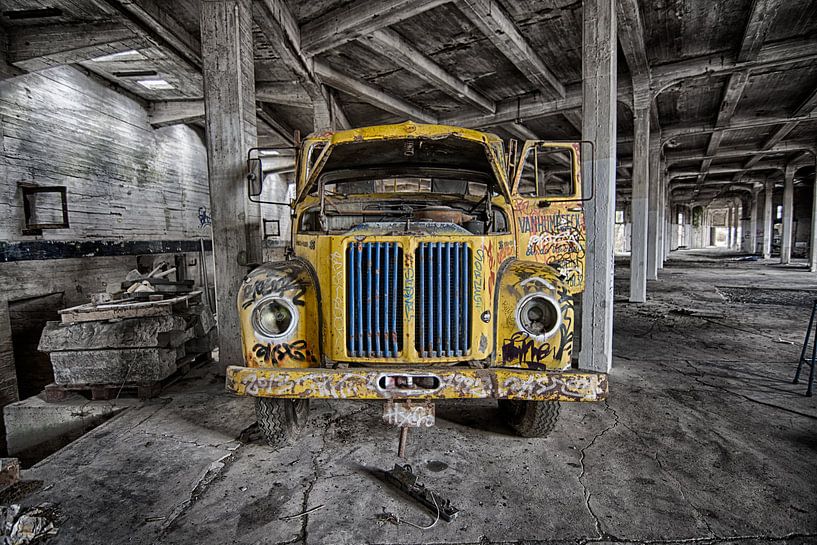 Gele Truck met Graffiti  von Rens Bok
