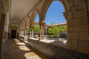 Arches dans le cloître de l'église des croisés à Tomar, Portugal