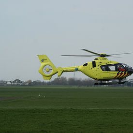 Traumahelikopter in groene omgeving von Tom fotografie