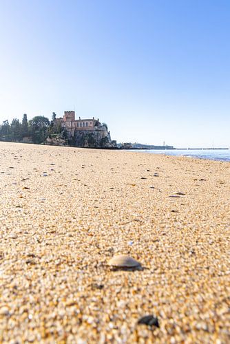 Zandstrand Praia da Angrinha met uitzicht op het kasteel Castelo de Ferragudo. Ochtend in de baai van Portimāo, Ferragudo, Algarve, Portugal