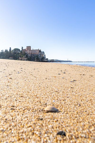 Sandstrand Praia da Angrinha mit blick auf die Burg Castelo de Ferragudo. Morgens in der Bucht vom Portimāo, Ferragudo, Algarve,  Portugal von Fotos by Jan Wehnert