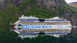 Le bateau de croisière Aida Sol dans le Geirangerfjord, Norvège sur Henk Meijer Photography