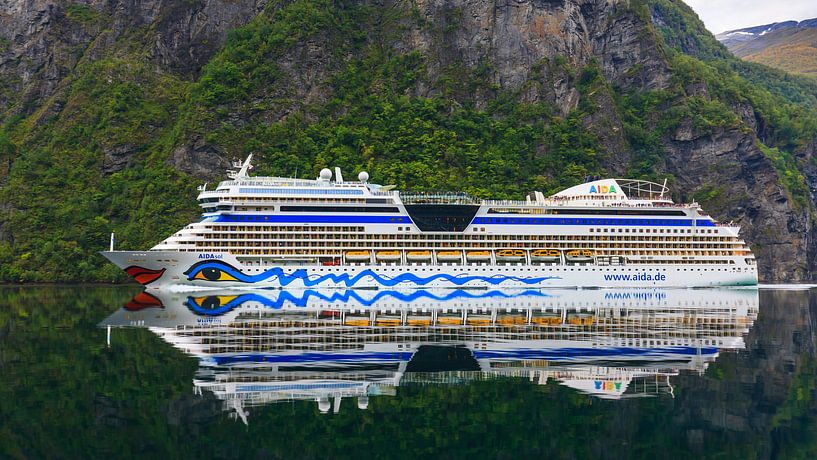 Kreuzfahrtschiff Aida Sol im Geirangerfjord, Norwegen von Henk Meijer Photography