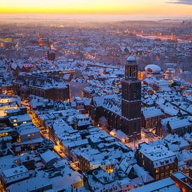 Verschneite Aussicht auf den Peperbus und das Museum de Fundatie von Bas van der Gronde