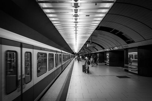 Urban beat - Marienplatz in black and white
