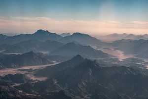 Egyptisch berglandschap vanuit de lucht van Leo Schindzielorz