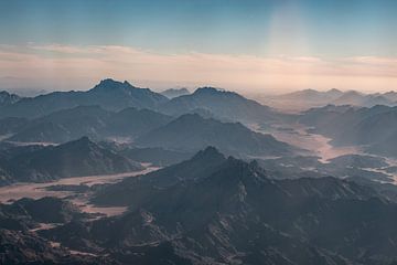 Paysage montagneux d'Égypte vu du ciel sur Leo Schindzielorz