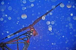 Une éolienne sous la pluie