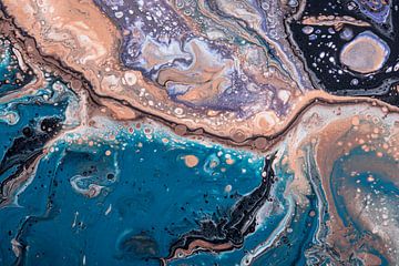 Vloeibare kleuren, abstract: turquoise, paars, aardetinten, oudroze en andere kleuren stromen langs van Marjolijn van den Berg