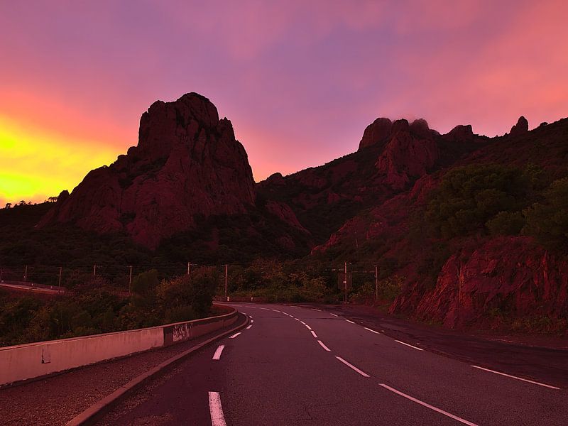 Zonsondergang bij Cap Roux, Cote d'Azur van Timon Schneider