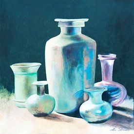 Stilleven van antieke glazen vazen en karaffen in geïriseerde kleuren van Ine Straver