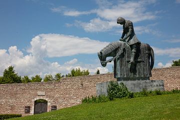 Statue de chevalier devant la basilique Saint-François à Assise, Italie sur Joost Adriaanse