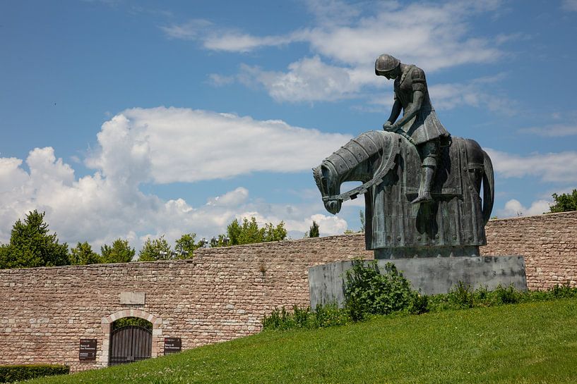 Statue de chevalier devant la basilique Saint-François à Assise, Italie par Joost Adriaanse