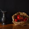 Stilleven met een tinnen karaf en een papieren zak met tomaten van René Ouderling
