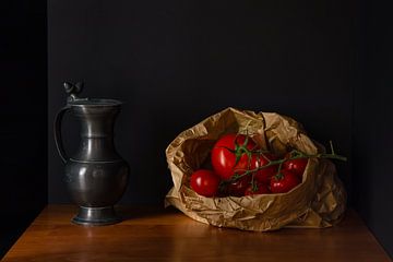Stilleven met een tinnen karaf en een papieren zak met tomaten van René Ouderling