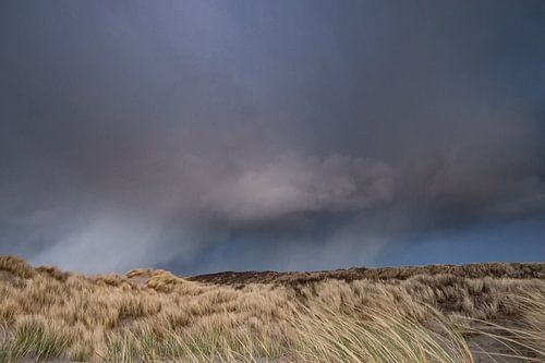 Stormwolken boven de duinen van Zeeland!