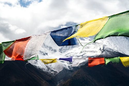 Drapeaux de prière bouddhistes dans les montagnes de l'Himalaya