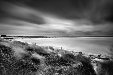 Tempête hivernale sur le vieux pont maritime de Scharbeutz. En noir et blanc. sur Manfred Voss, Schwarz-weiss Fotografie