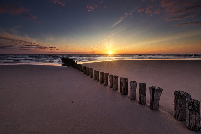 palen in het zand bij de kerf van peterheinspictures