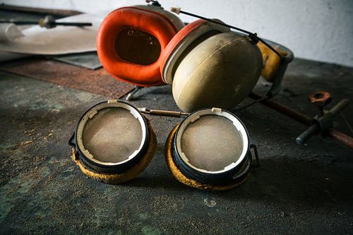 Protection abandonnée - Lunettes et écouteurs oubliés en décrépitude